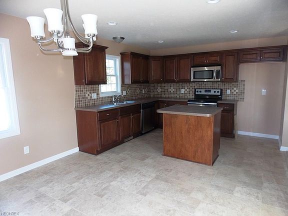 3rd image of 6820 Maplebrook St NE