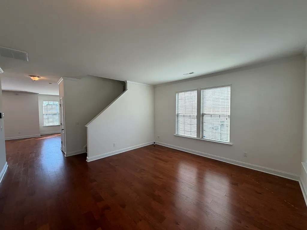3 bed, 2.5 bath, 2320 sqft, $2,000 — Photo 3