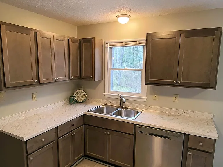 145 York Ct — Photo 3