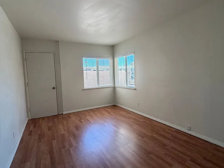 29205 Exeter St — Photo 32
