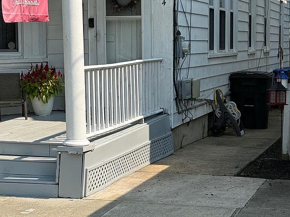 4th image of 214 Broad St