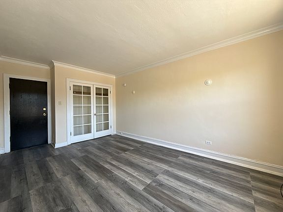 3rd image of 3945 N Pulaski Rd #103