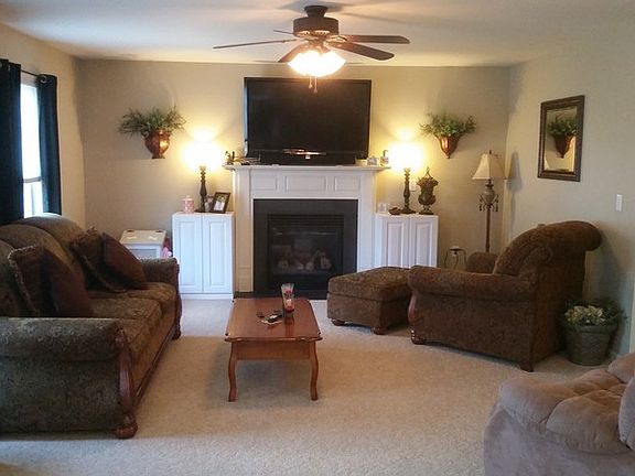Living/Family room
						:
						Gas fireplace