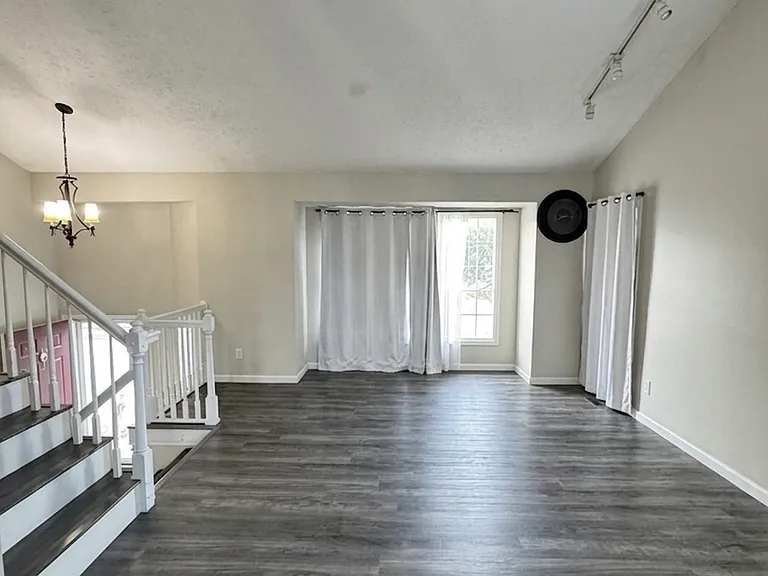 6733 Hill Crest Ln — Photo 3
