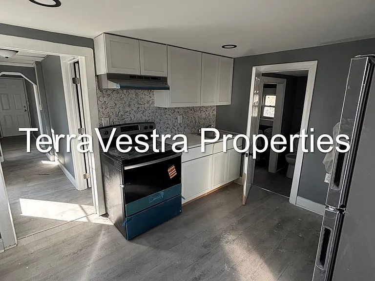 279 N Laurel St — Photo 5