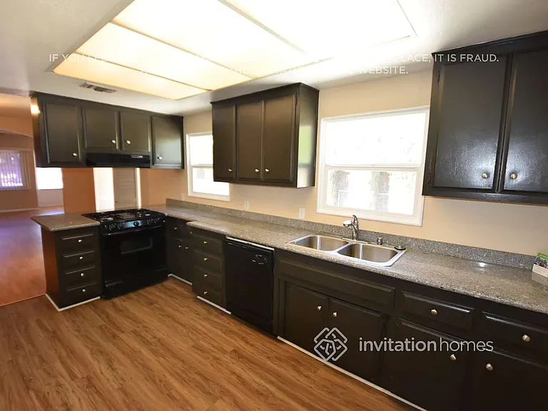 1446 N Euclid Ave — Photo 8
