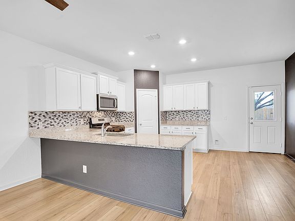 3rd image of 12107 Luckey Villa