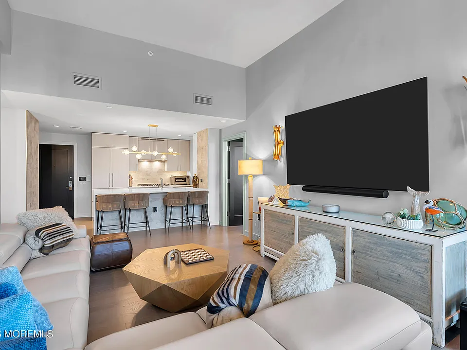15 Morris Ave #611