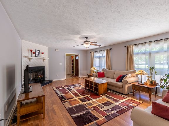 5th image of 127 Wellington Cir
