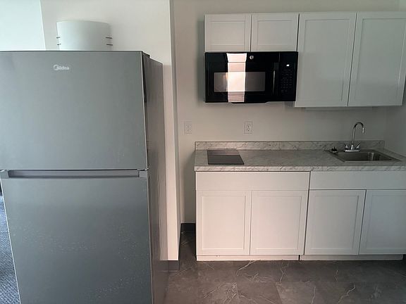 4th image of 1031 Zorn Ave #117
