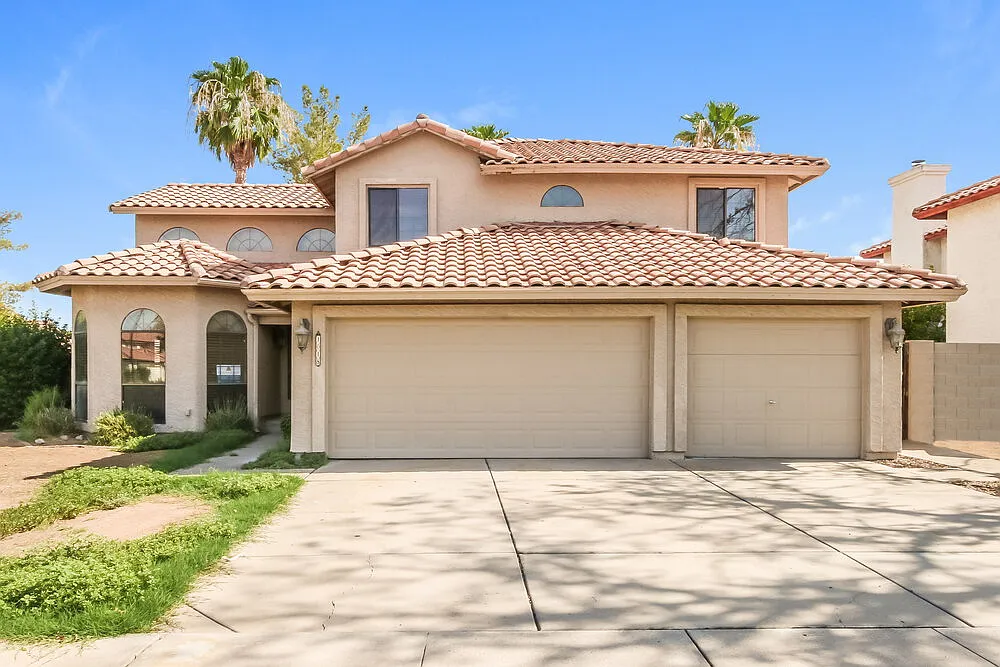 4 bed, 2.0 bath, 2700 sqft, $3,115 — Photo 1