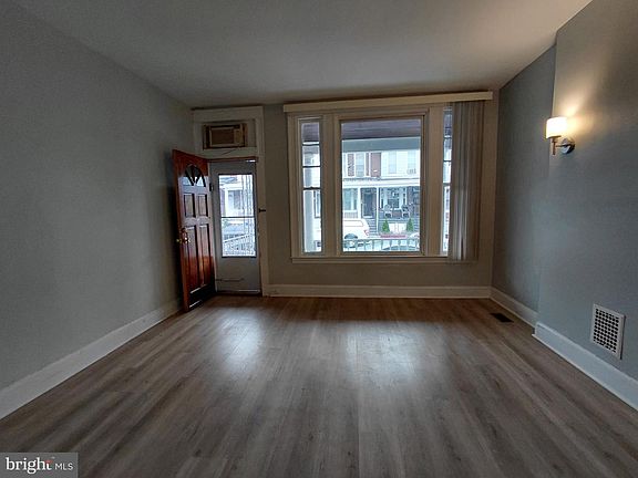 3rd image of 1215 Oakhurst Pl