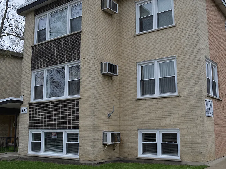 237 N Wood Dale Rd #C — Photo 2