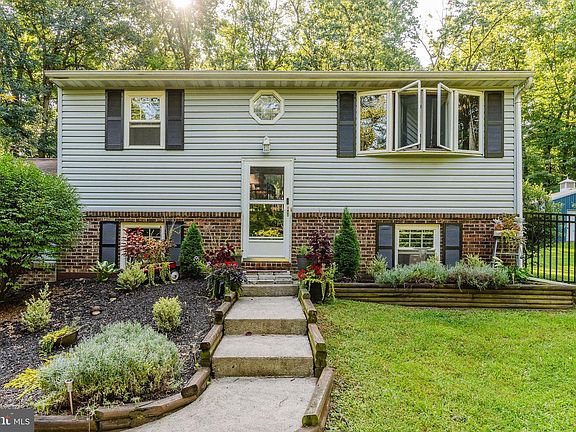 3rd image of 40 Quaker Hill Rd