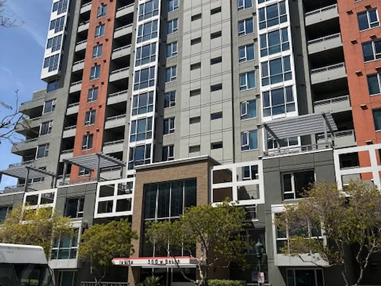 300 W Beech St #304 — Photo 1