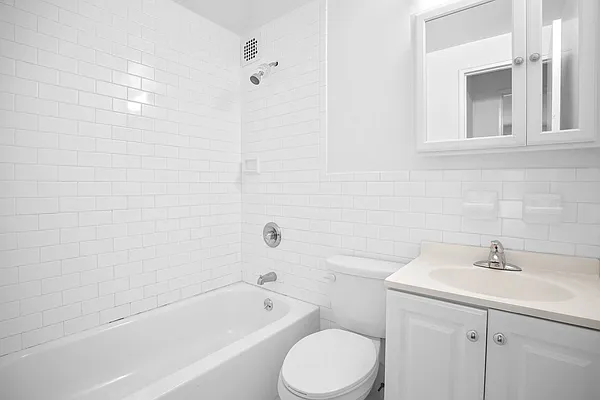 Bathroom, photo 1