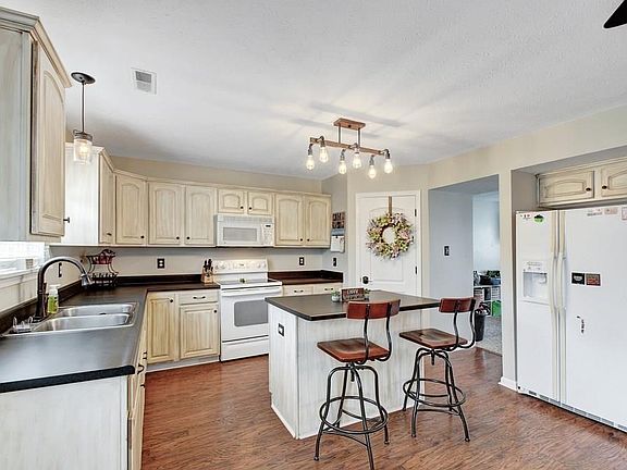 3rd image of 5905 Courtyard Cres