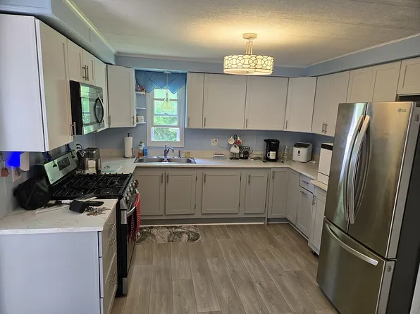 1213 Nottingham Dr, Lapeer, MI 48446