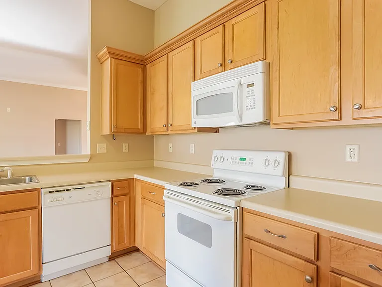 4064 Sidlehill Dr — Photo 7