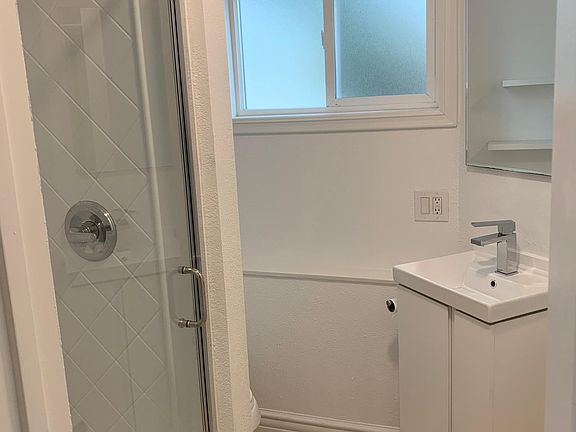 3rd image of 654 Manhattan Beach Blvd