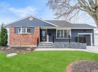 29 Wilshire Dr, North Babylon, NY 11703