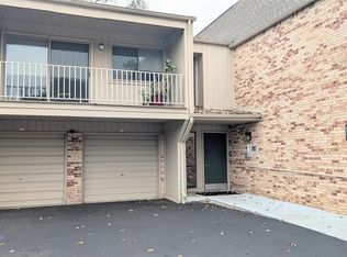 3925 Lone Pine Rd APT 300, West Bloomfield, MI 48323