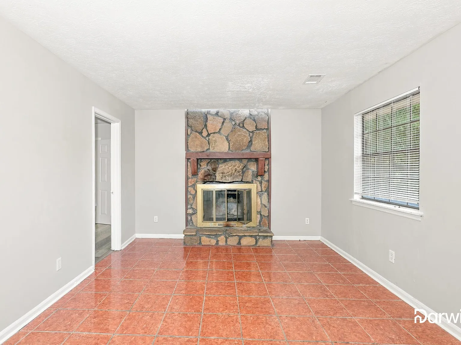 3 bed, 2.0 bath, 1382 sqft, $1,580 — Photo 4