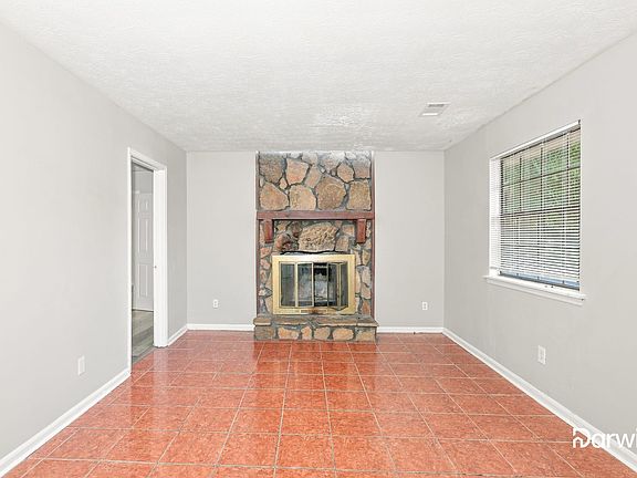 4th image of 596 Crestmont Ct