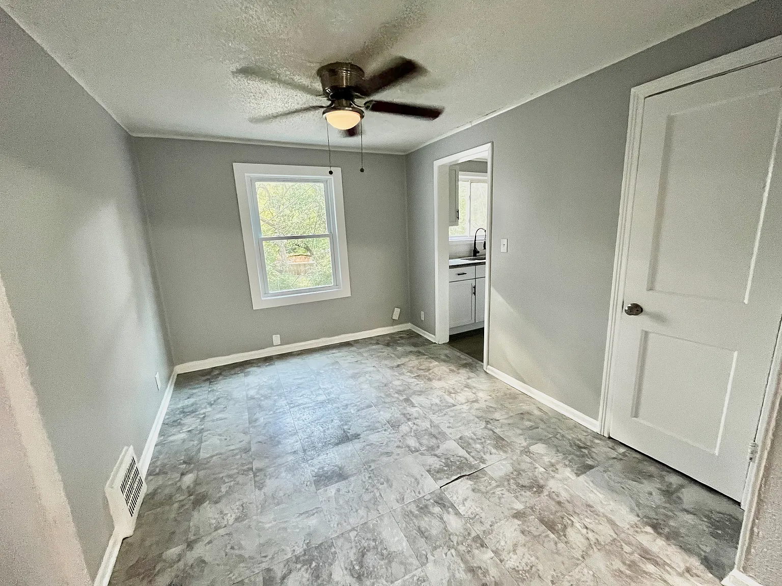 3 bed, 1400 sqft, $1,500 — Photo 4