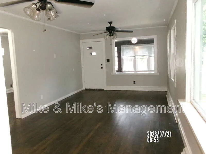 3 bed, 2.0 bath, 1078 sqft, $1,895 — Photo 4