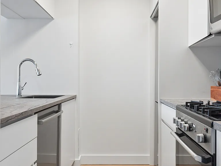 500 W 43rd St #37B — Photo 4