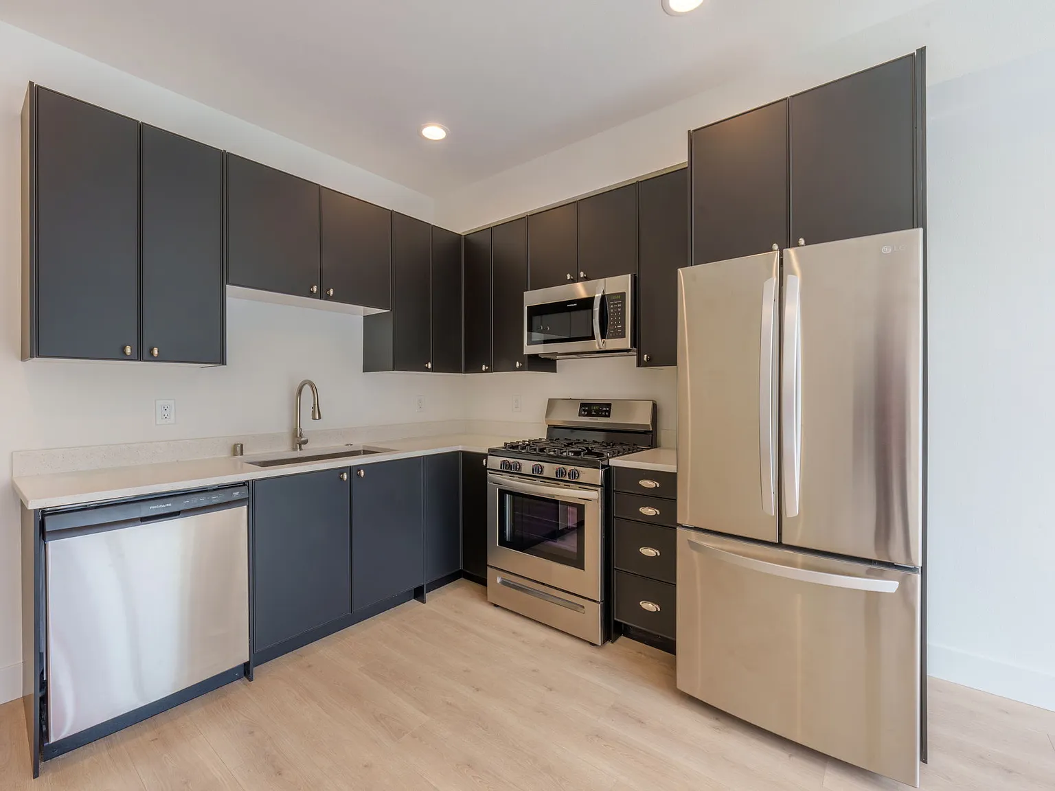 2 bed, 1039 sqft, $3,250 — Photo 2