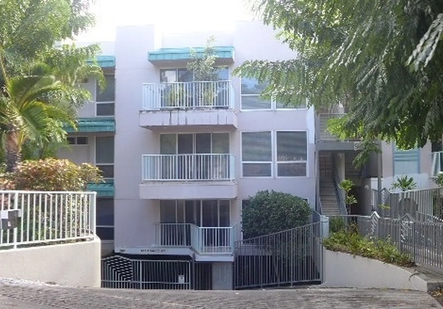 One Bedroom Condominium in Honolulu — Photo 1