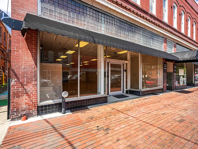 205 E Walnut St — Photo 1