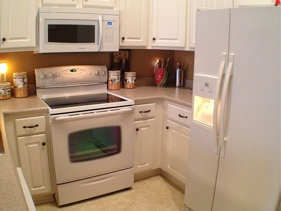 Large Kitchen-all appliances