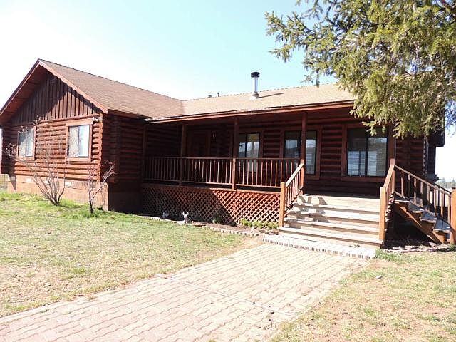 Front of home w/ covered por