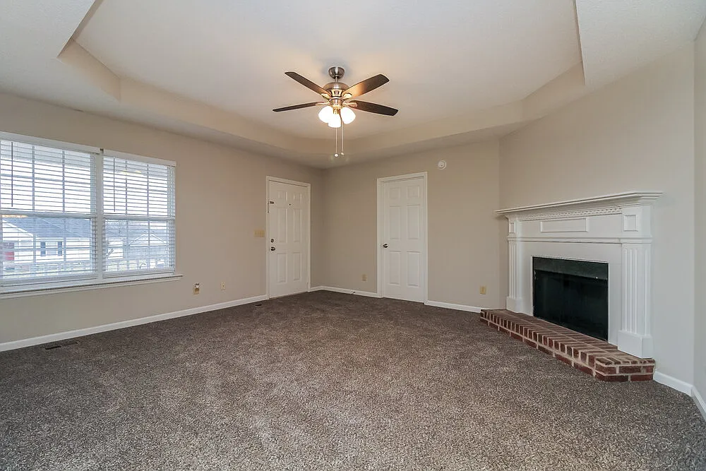 3 bed, 2.0 bath, 1302 sqft, $1,955 — Photo 3