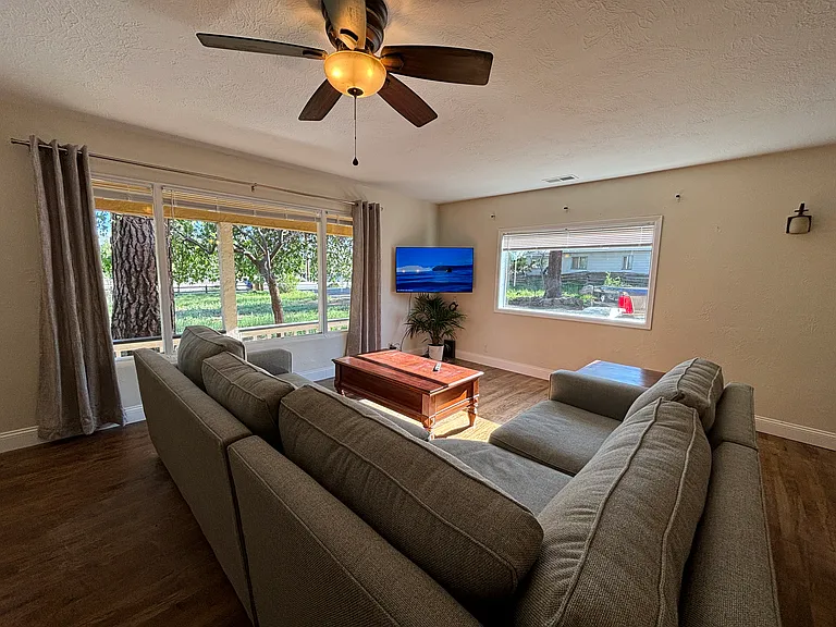 450 SE Reed Market Rd — Photo 1