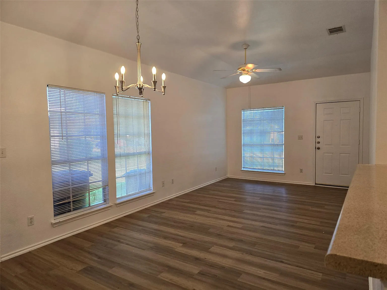 3 bed, 2.0 bath, 2316 sqft, $1,700 — Photo 4