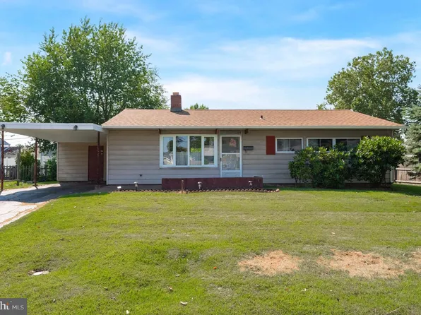 14 Copper Beech Ln, Levittown, PA 19055