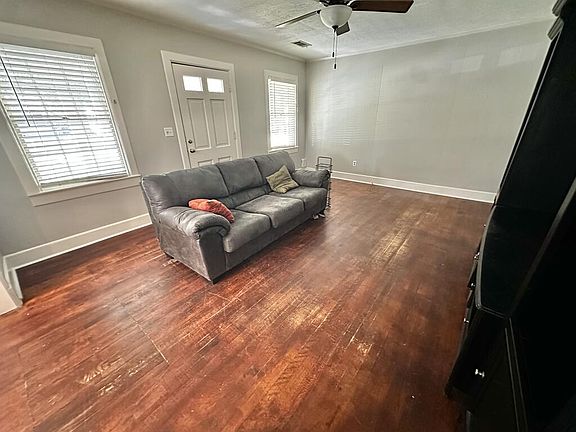 5th image of 802 College St