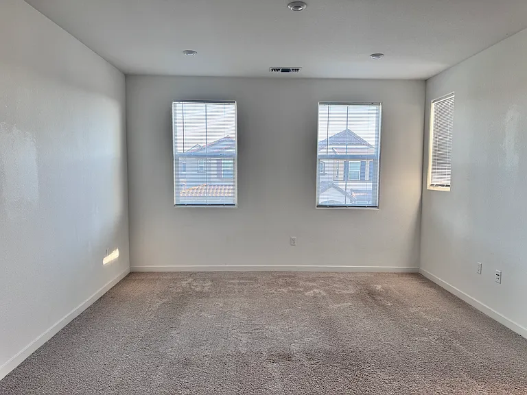 122 E McClintock Ln — Photo 8