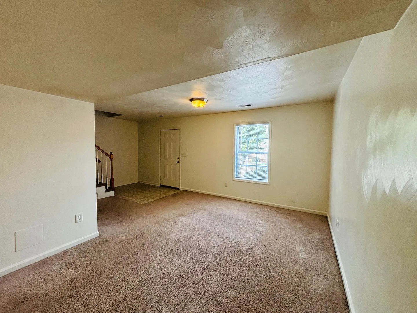3 Bedroom 2.5 Bathroom Townhouse — Photo 3