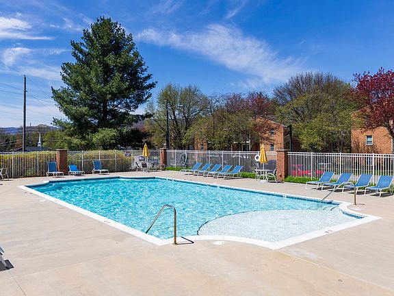 3rd image of 128 Rutledge Dr #4
