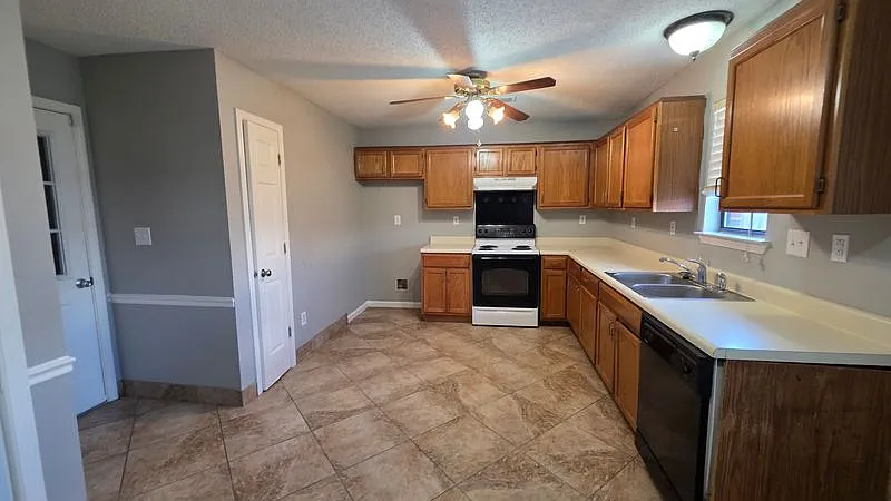 Bright & Spacious 3-Bedroom Home with Patio & Attached Garage — Photo 4