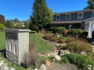 121 Lakewood Dr, Oakwood Hills, IL 60013