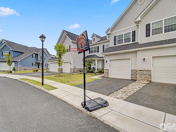 3rd image of 14 Daisy Dr