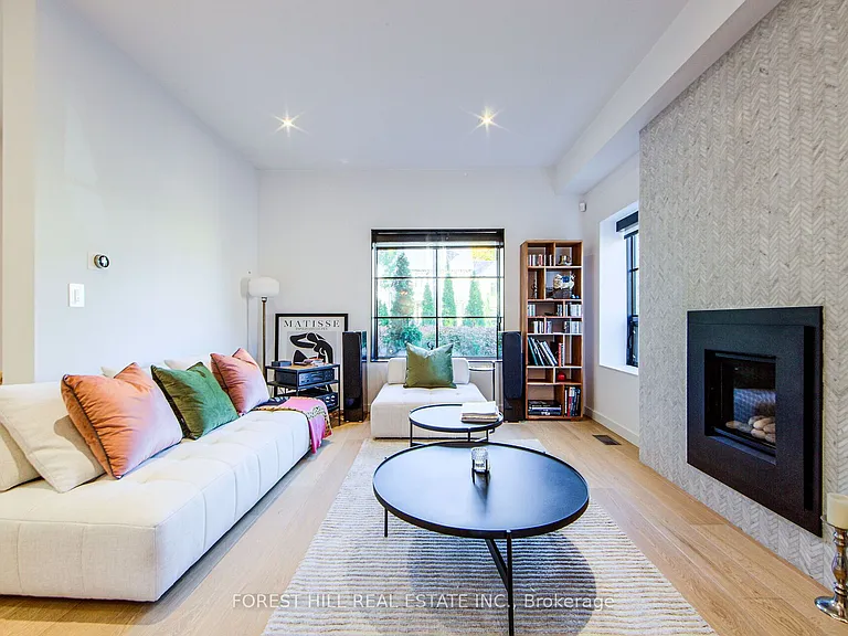 257 Manor Rd E — Photo 8