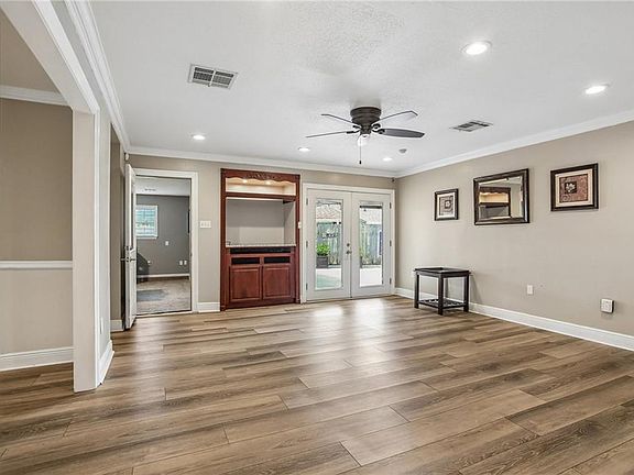 4th image of 828 Honeysuckle St