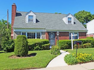122 Aster Dr, New Hyde Park, NY 11040
